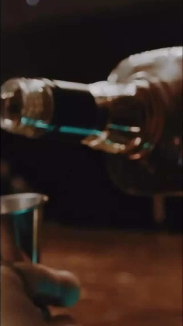 「静かな灯りに包まれて、グラスを傾けるひととき。